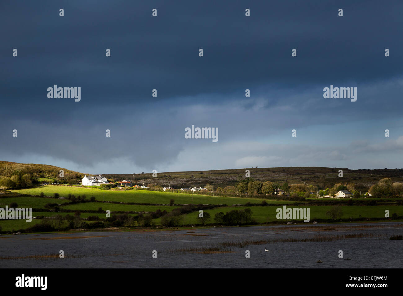 Häuser in der Nähe von Carran Turlough saisonale See, Burren, Co. Clare, Irland Stockfoto
