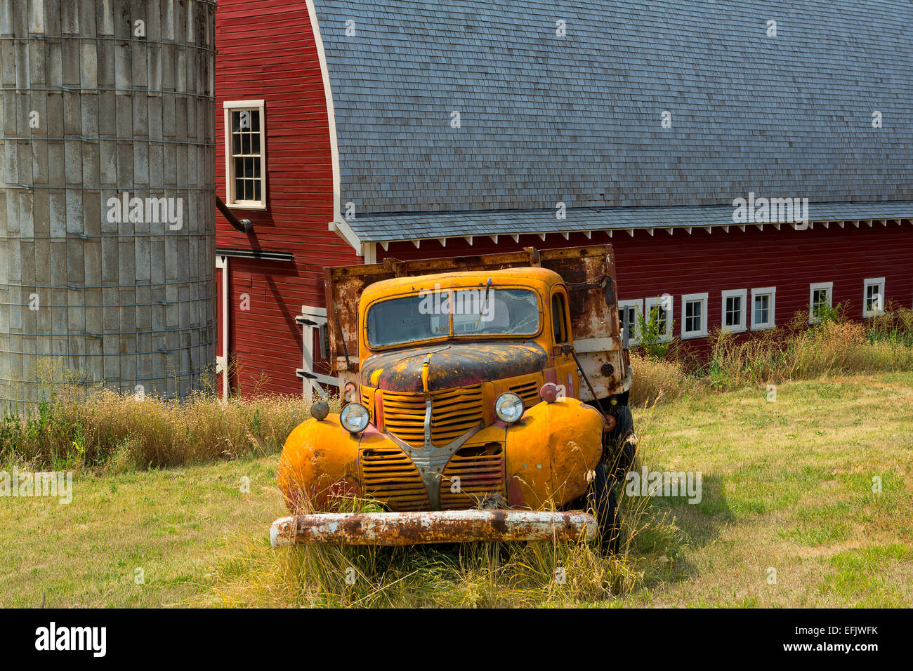 Einem alten LKW vor eine Scheune und Silo in der Palouse. Washington. USA Stockfoto