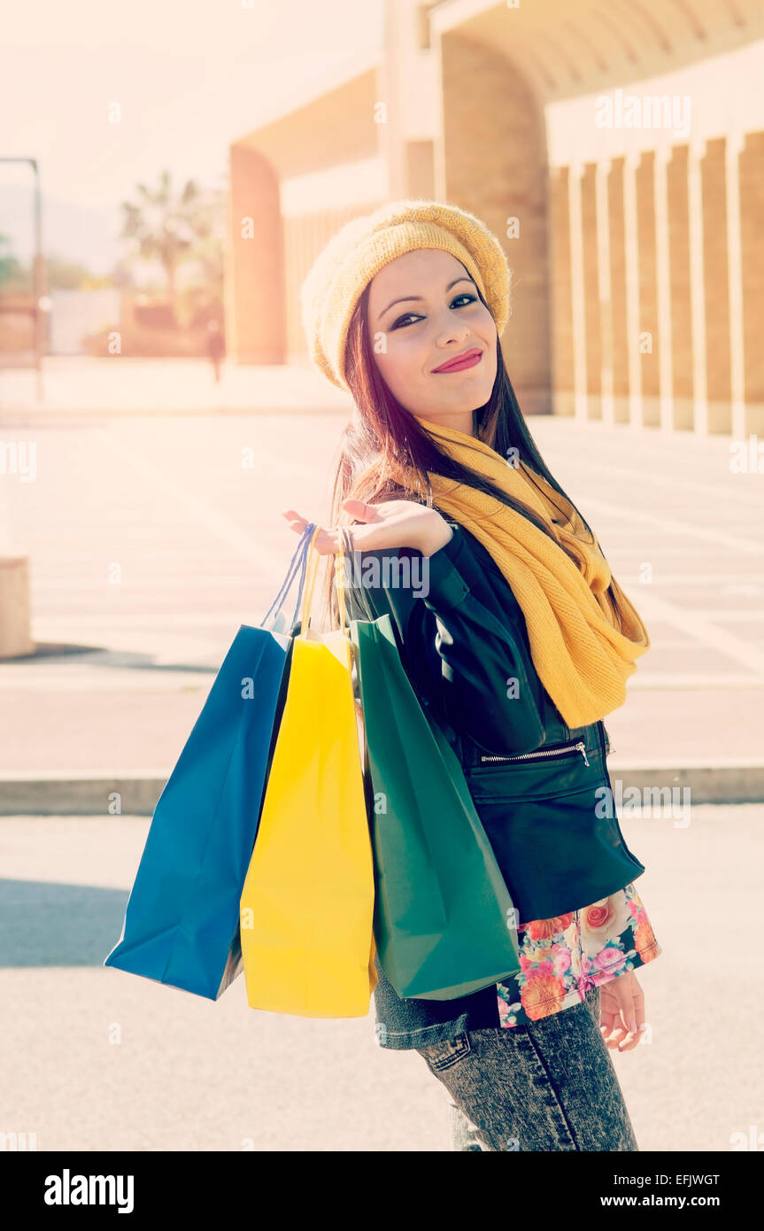 schönes Mädchen mit Einkaufstasche freut sich glücklich für Einkäufe angewendeten Filter Instagram Stil und ein Flare-Effekt hinzugefügt Stockfoto