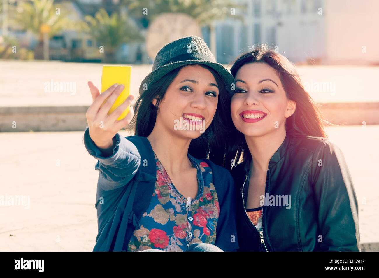 Freunde, die Spaß in der Stadt nehmen Selfie sitzt auf einem Staricase zwei Freunde nehmen Selfie mit einem Filter angewendet Instagram-Stil Stockfoto