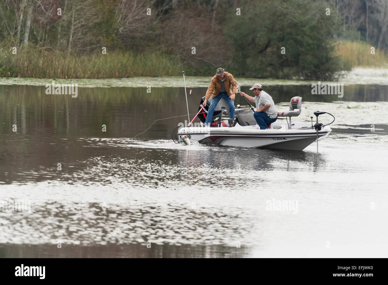 Zwei Freunde in einem Bass Boot Angeln an einem Bach in Zentral-Florida-USA Stockfoto