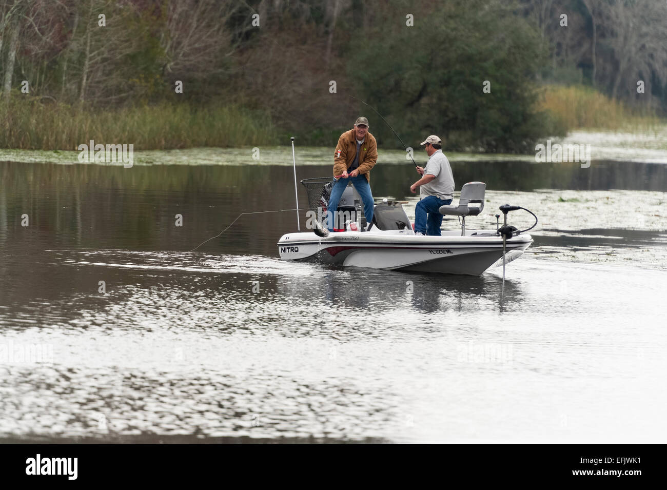 Zwei Freunde in einem Bass Boot Angeln an einem Bach in Zentral-Florida-USA Stockfoto