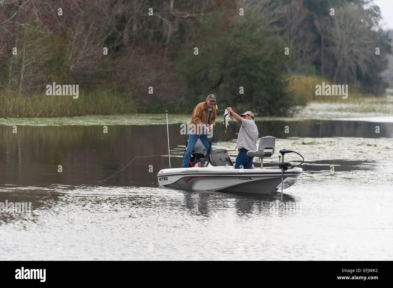 Zwei Freunde in einem Bass Boot Angeln an einem Bach in Zentral-Florida-USA Stockfoto