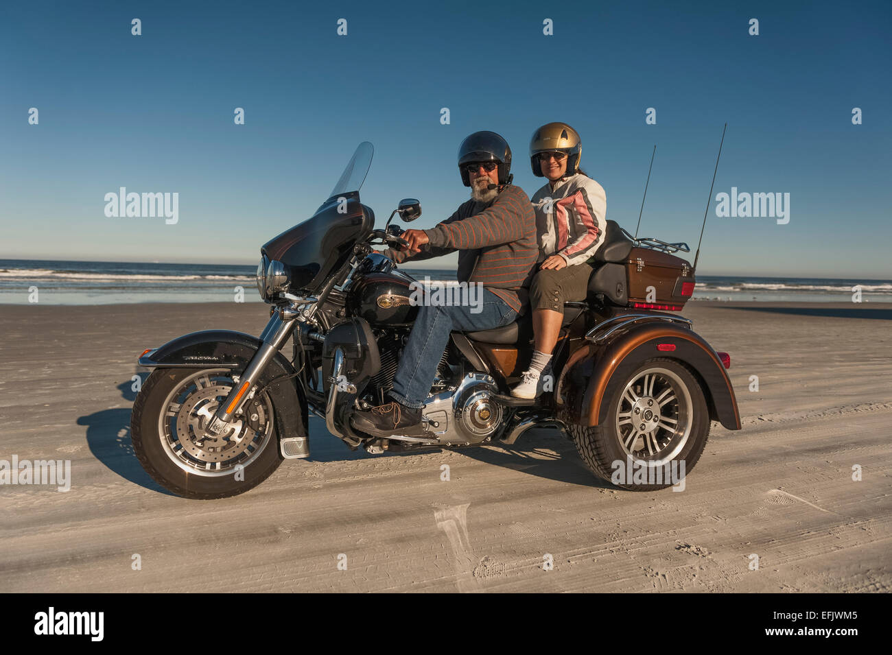 Ein paar genießen eine Fahrt auf der Daytona Beach Küste mit ihrem Motorrad Harley Davidson Trike Stockfoto