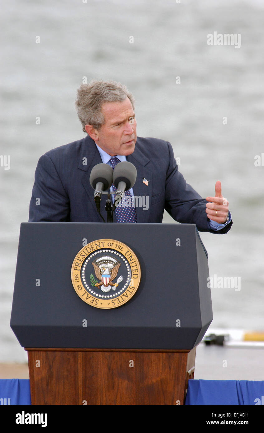US-Präsident George W. Bush befasst sich mit dem Krieg gegen den Terrorismus während eines Besuchs in der Union Pier 5. Februar 2004 in Charleston, South Carolina and Homeland Security. Stockfoto