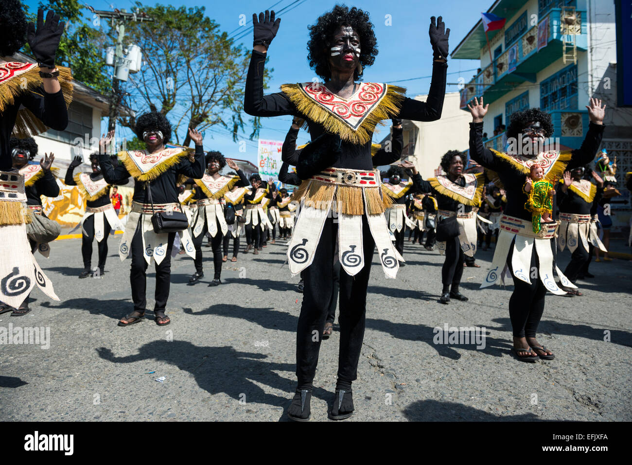 Tänzer tragen tribal Kostüme auf der Ati-Atihan Festival in Kalibo, Philippinen. Stockfoto