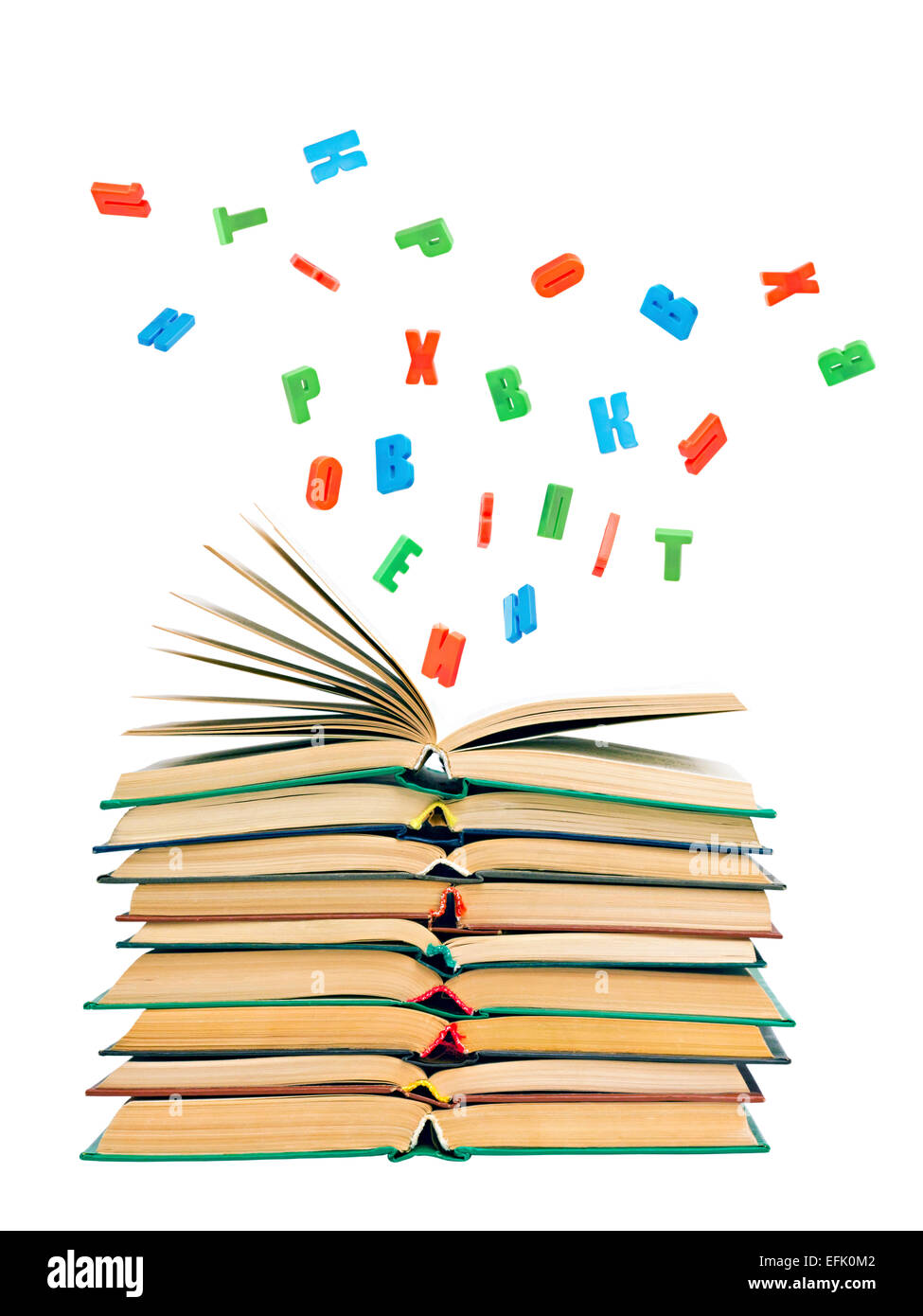 Bunte Buchstaben herausfliegen ein offenes Buch, isoliert auf weiss Stockfoto
