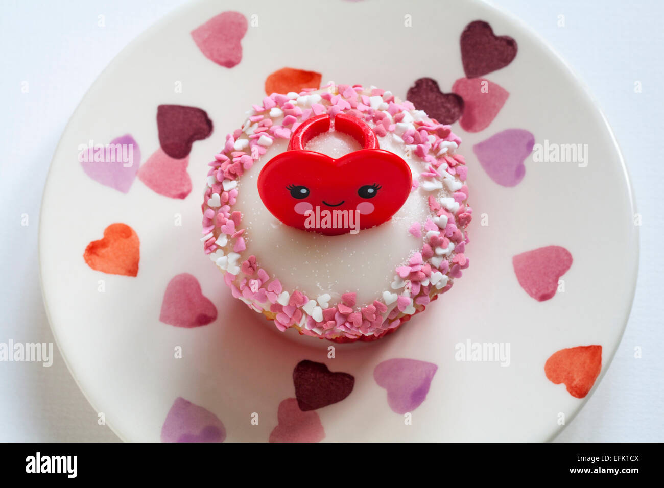 Valentine rot Ring Cupcake auf Herz Platte auf weißem Hintergrund, ideal für Valentinstag, Valentinstag Stockfoto