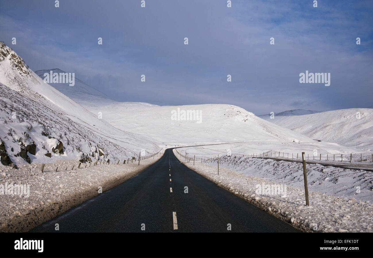 Braemar Pass durch den Cairngorms National Park im Winterschnee. Schottischen Highlands. Schottland Stockfoto