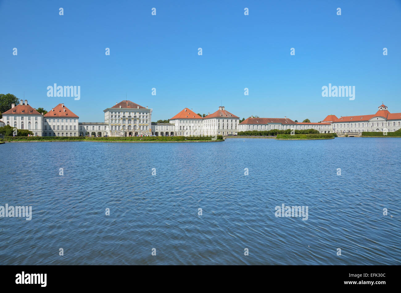 Schloss Nymphenburg mit Panoramablick auf den See Stockfoto