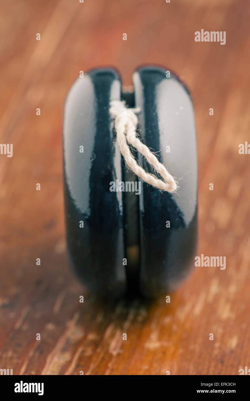 Nahaufnahme von yo yo auf Holzuntergrund Stockfoto