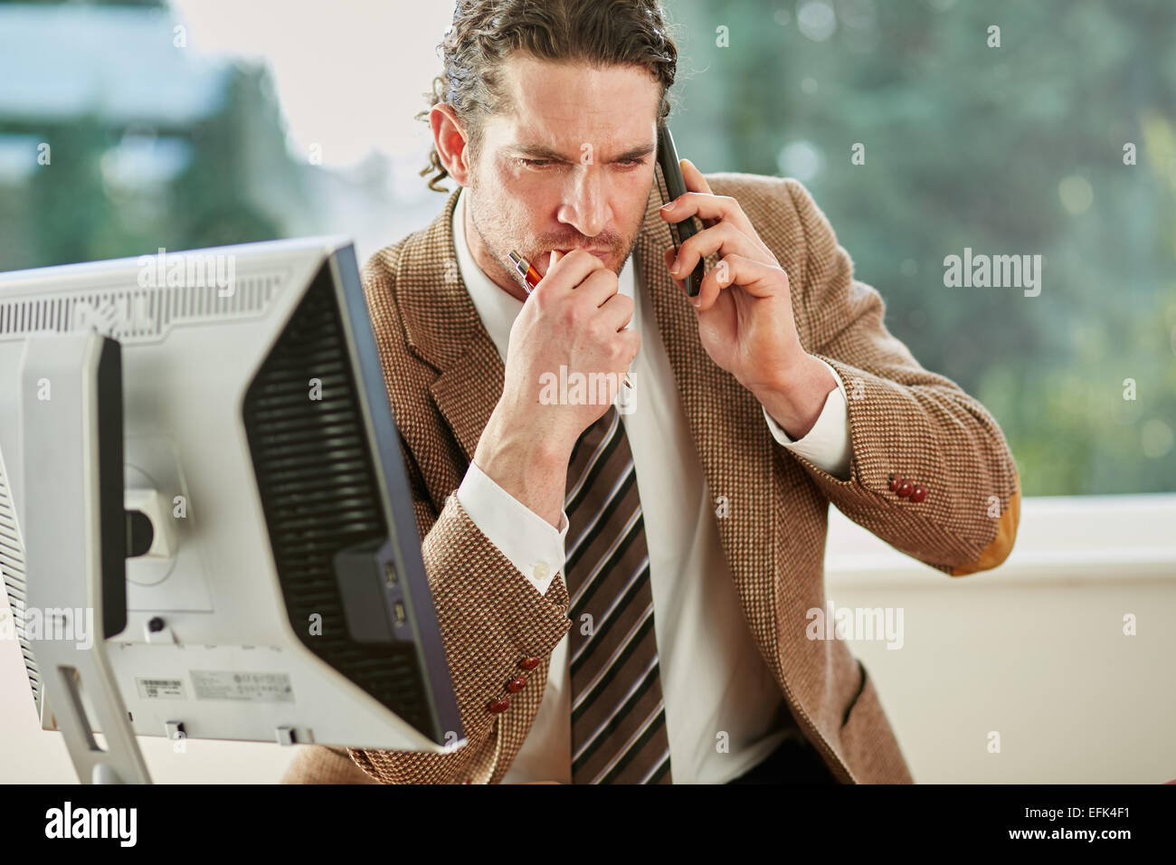Mann im Büro arbeiten Stockfoto