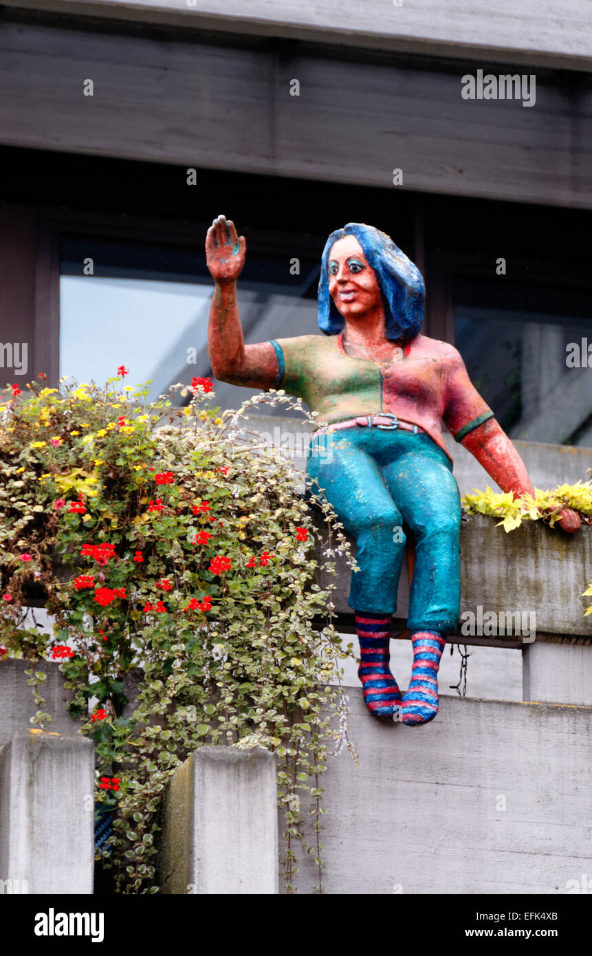 Statue einer winkenden Afro-Karibische Frau sitzt auf der Kante des Büros in Arlen, Deutschland Stockfoto