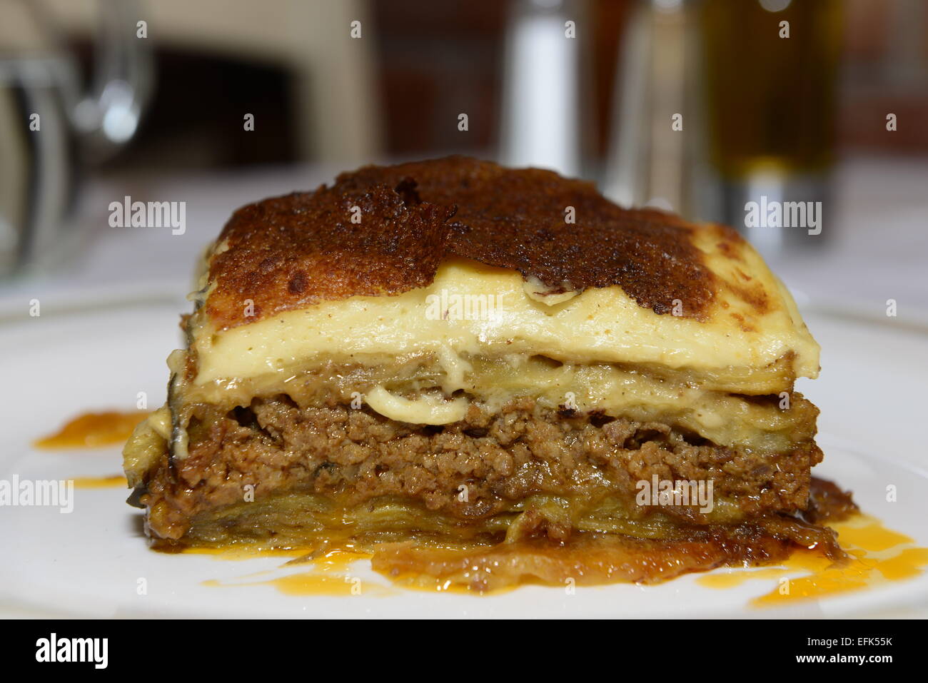 Moussaka ist eines der bekanntesten griechischen Gerichte in der Welt. Stockfoto