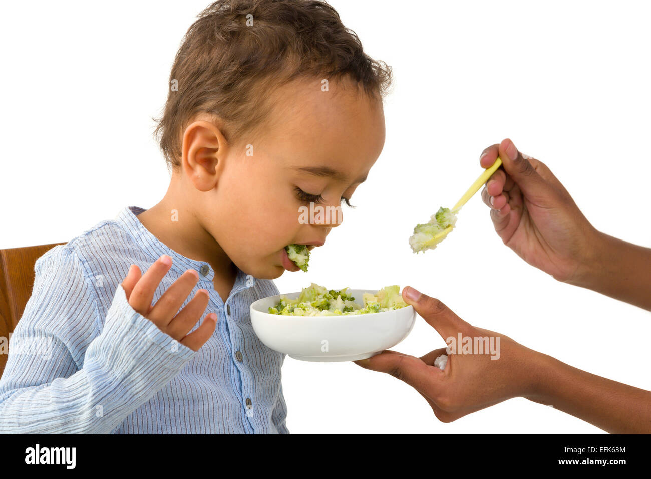 18 Monate afrikanischen Kleinkind Kind weigert sich, sein Gemüse zu essen Stockfoto