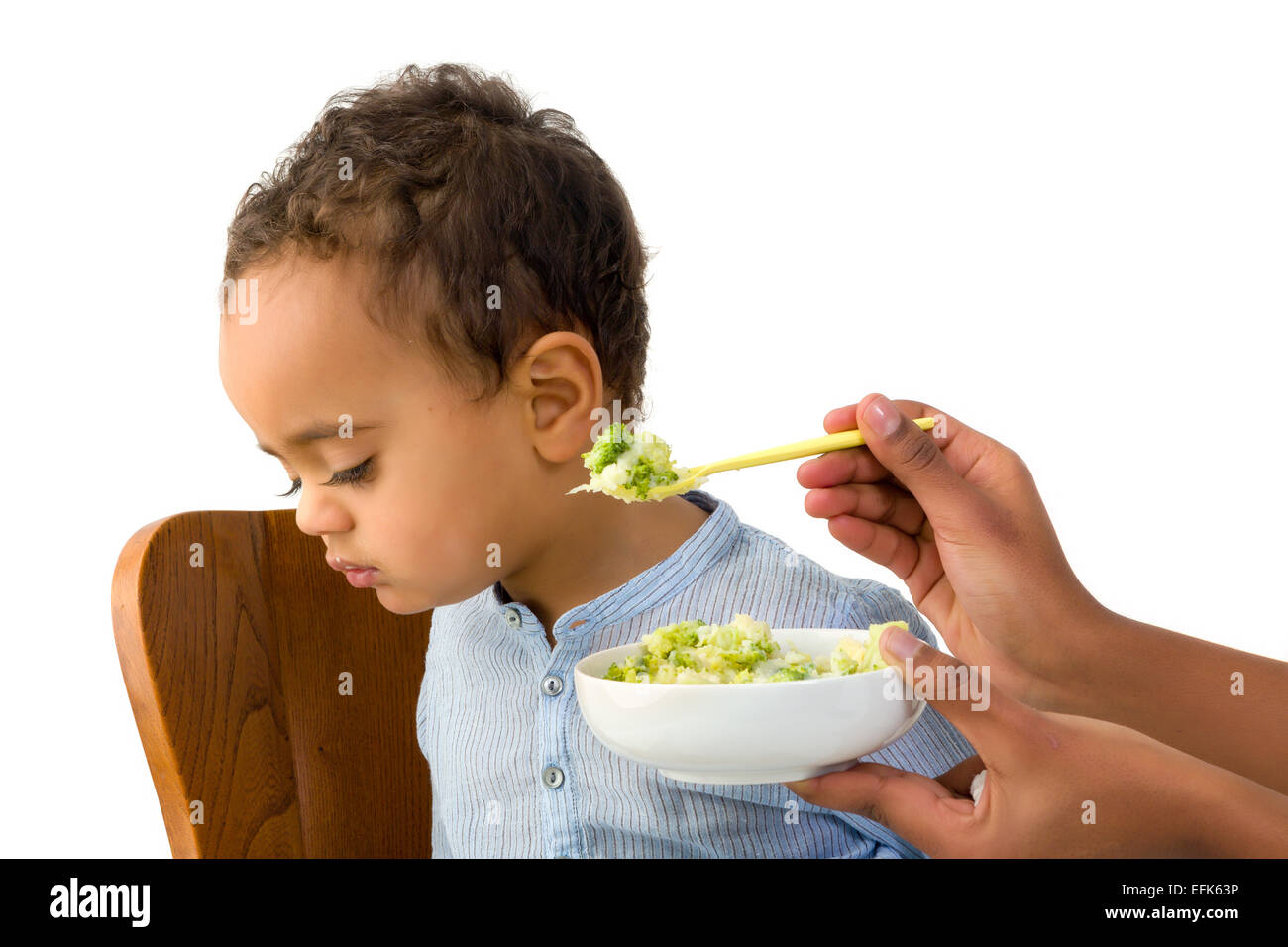 18 Monate altes Kleinkind weigert sich, sein Gemüse zu essen Stockfoto