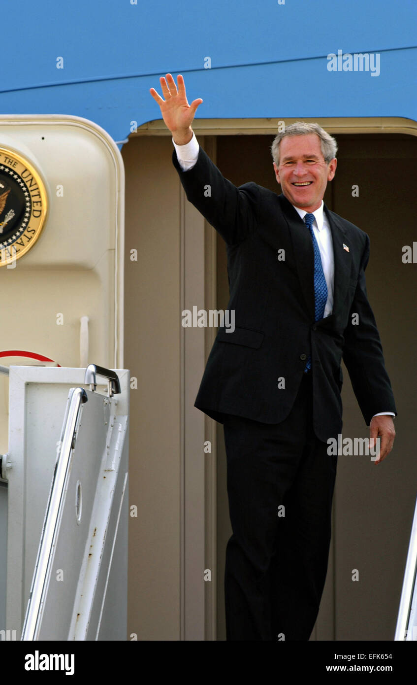 US-Präsident George W. Bush Wellen von der Tür der Air Force One, wie er von McGuire Air Force Base 18. Oktober 2004 in Lakehurst, New Jersey fährt. Stockfoto