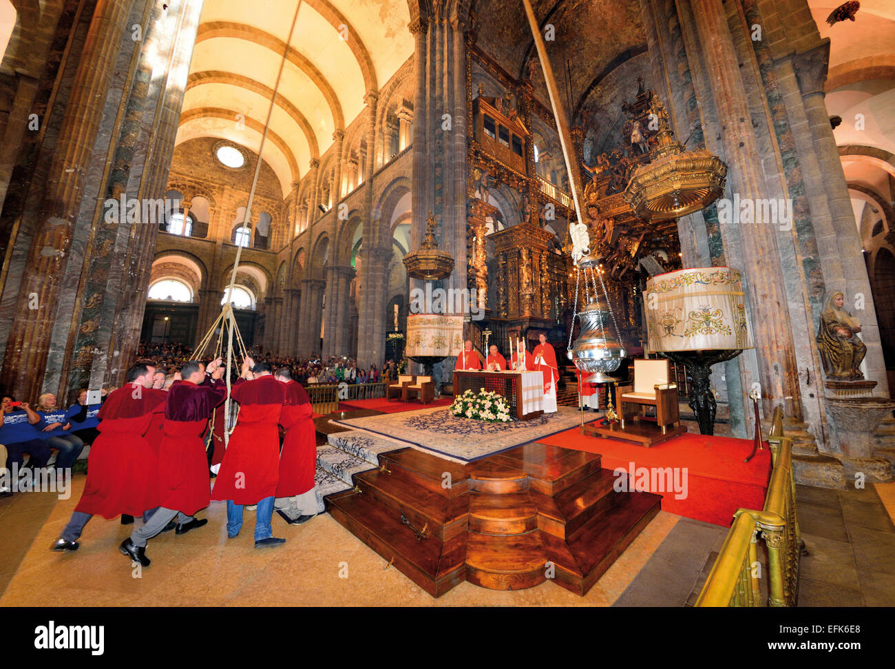 Spanien, Galicien: Ministranten schwingen "Botafumeiro" während der Messe in der legendären Kathedrale von Santiago de Compostela Stockfoto