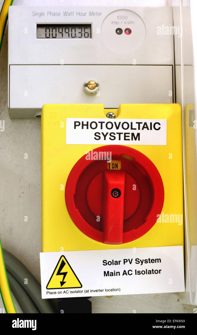 Dieses Bild zeigt einem Haushalt Meter und Isolator von einem Solar-Panel home System generieren zu wechseln. Nur zur redaktionellen Verwendung Stockfoto
