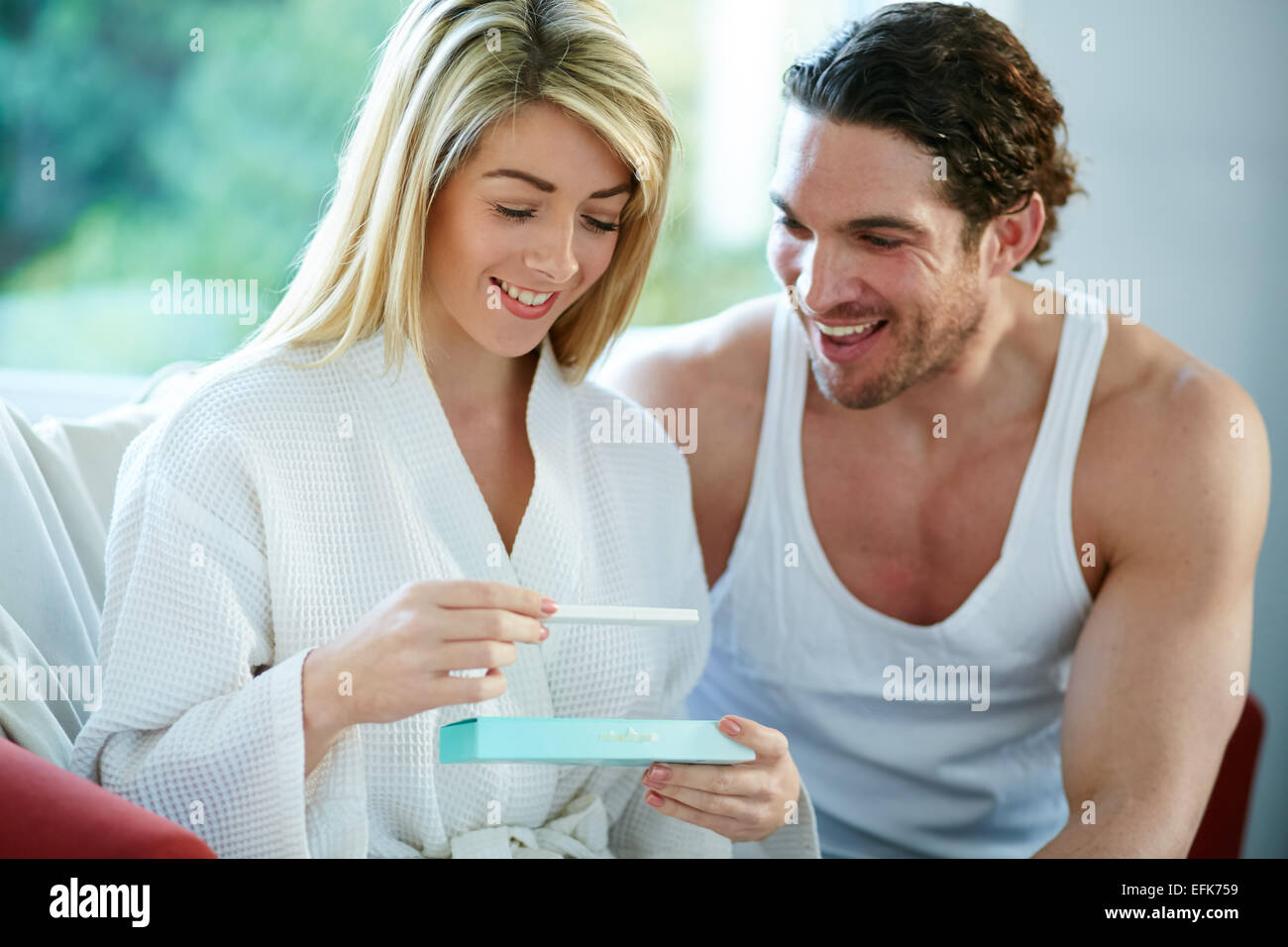 Paar zufrieden mit Ergebnissen der Schwangerschaftstest Stockfoto