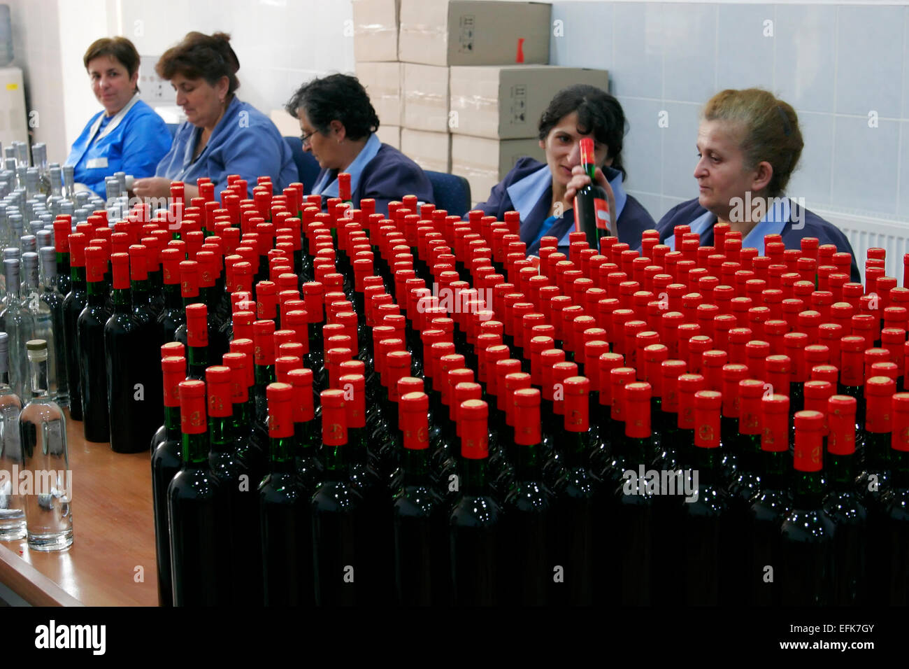 Weingut Arbeiter und Flaschen Rotwein in die Ijevan Wein-Brandy-Fabrik, Ijevan, Armenien Stockfoto