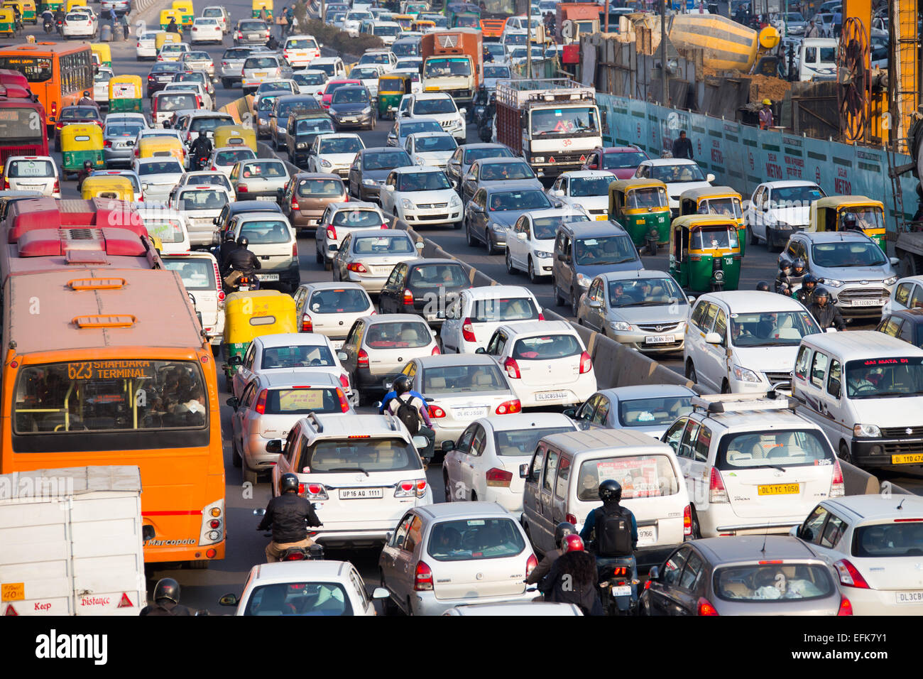 Autos, die voll an der Ringstraße im Berufsverkehr in Delhi, Indien Stockfoto