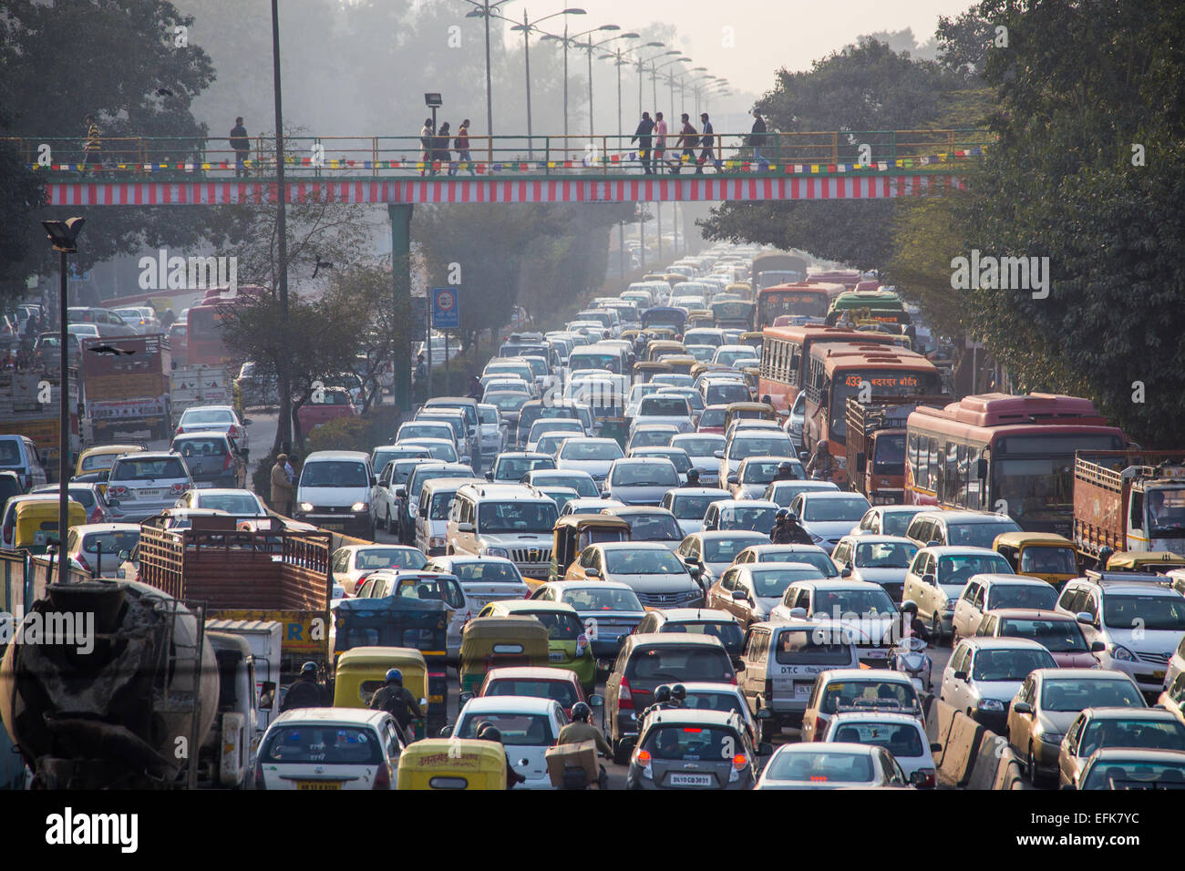 Schwere Feierabendverkehr auf der Ringstraße in Delhi, Indien Stockfoto