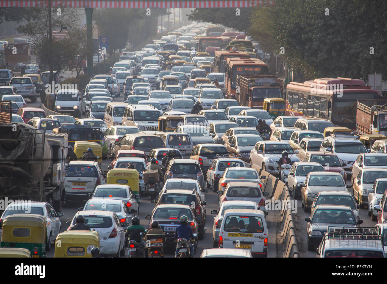 Starken Verkehr auf der Ringstraße in Delhi, Indien Stockfoto
