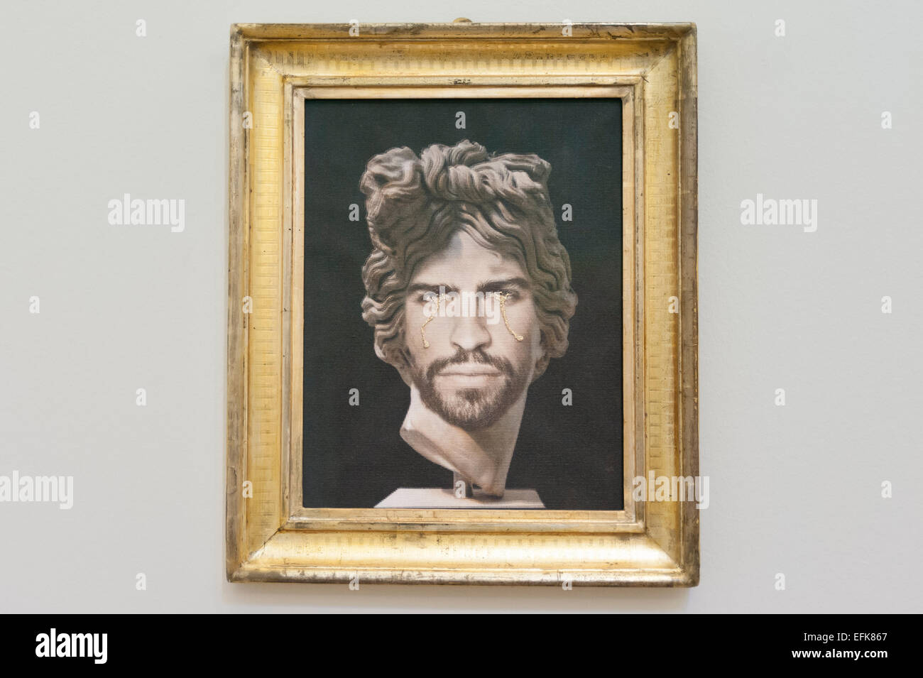 London, UK, 6. Februar 2015.  Francesco Vezzoli "Portrait von Gerard Piqué als Apoll von Belvedere" auf dem Display bei Sothebys.  Das Kunstwerk wird versteigert und Erlös gespendet die wohltätige Kampagne unter der Leitung von Lionel Messi & FC Barcelona-Stiftung und UNICEF zu erreichen, zu Asien (ROTA), Zugang zu Bildung und Sport für Kinder auf der ganzen Welt zu finanzieren.   Bildnachweis: Stephen Chung/Alamy Live-Nachrichten Stockfoto