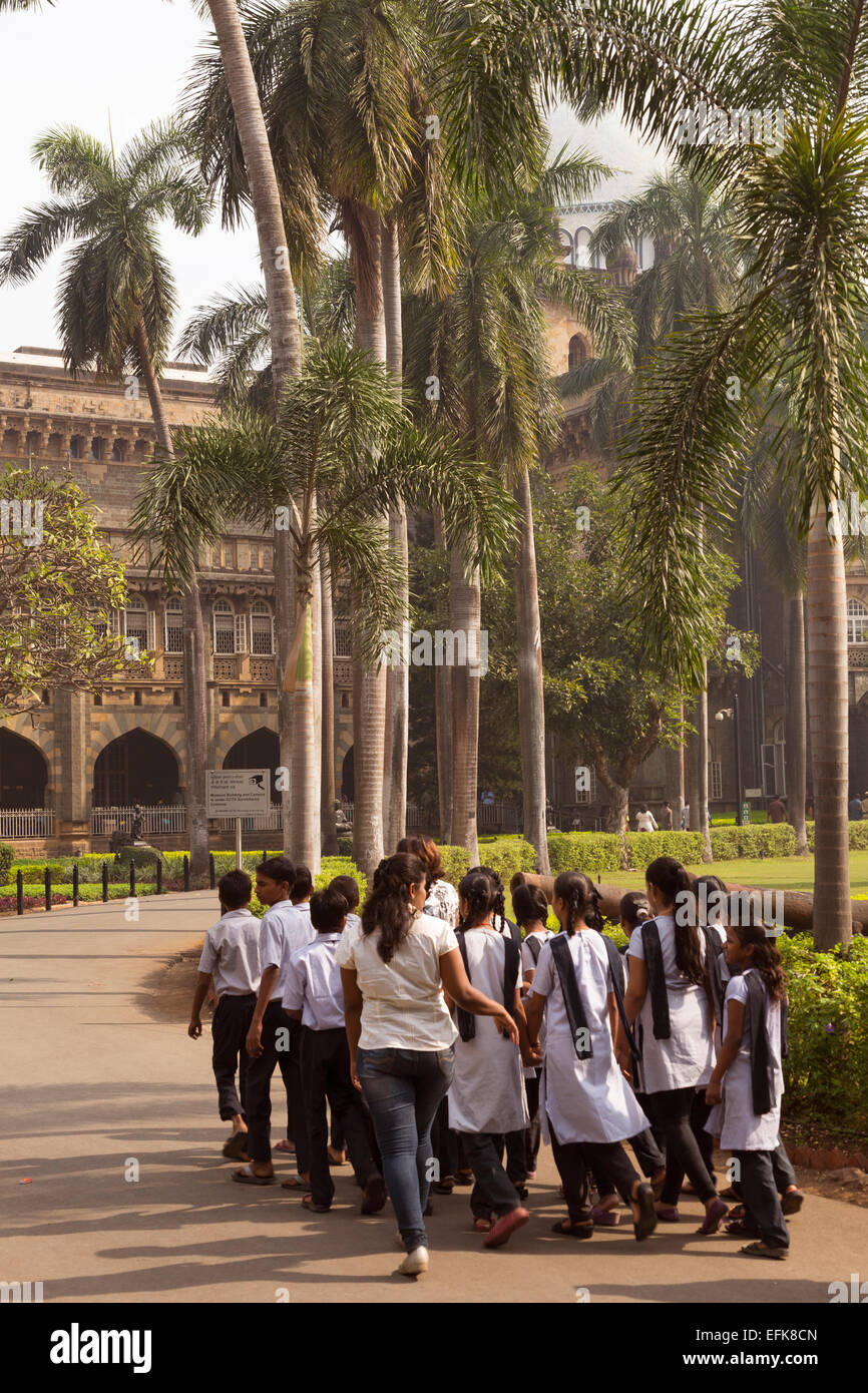 Colaba, Mumbai, Maharashtra, Indien Bezirk, indische Schulkinder zu Fuß in Richtung Chhatrapati Shivaji Maharaj Vastu Sangrahalay Stockfoto