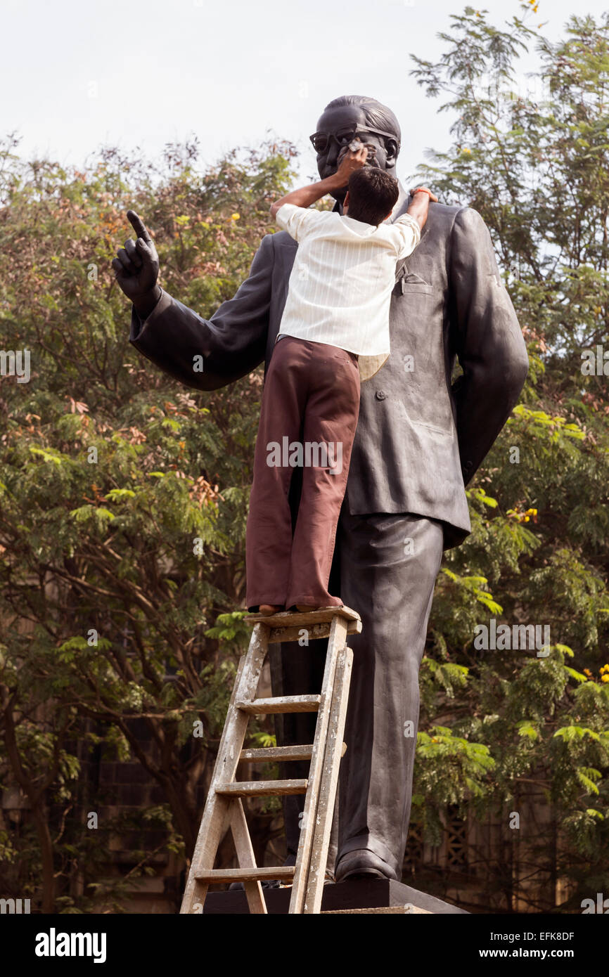 Colaba, Mumbai, Maharashtra, Indien Bezirk, Mann, die Reinigung der Statue von Dr. Ambedkar Stockfoto