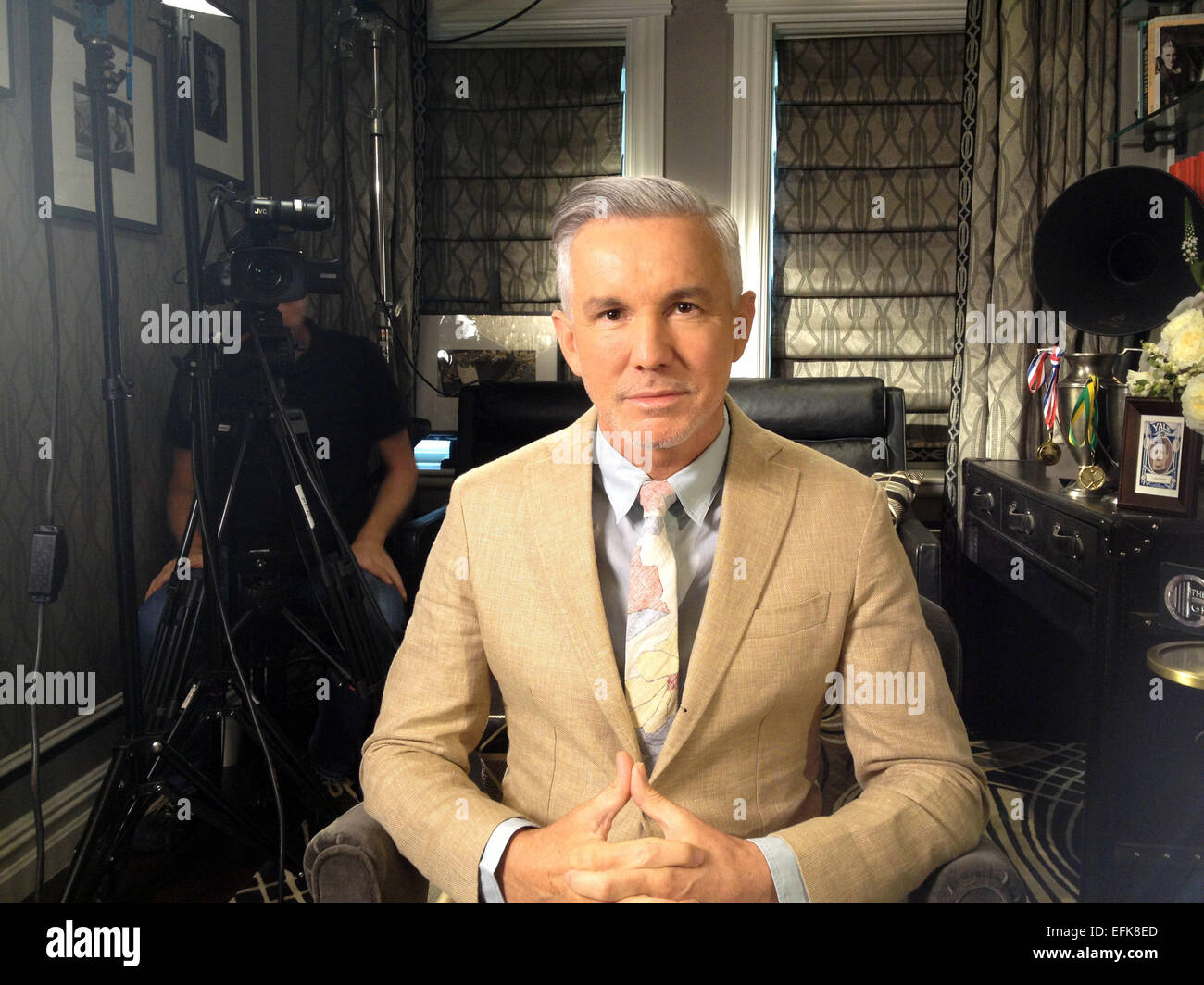 (DATEI) Eine Archiv Bild datiert 21. August 2013, zeigt australische Regisseur Baz Luhrmann (52, The Great Gatsby) in einem Interview. Luhrmann soll eine 13-teilige Fernsehserie mit dem Titel "The Get Down" zu leiten, für US-Videodienst Netflix. Foto: Chris Melzer/dpa Stockfoto