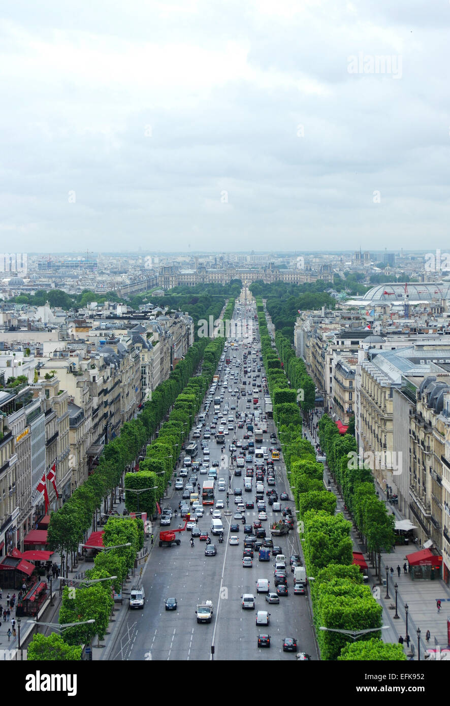 Paris-Blick vom Arc de Triomphe, Paris bewölkt Stockfoto