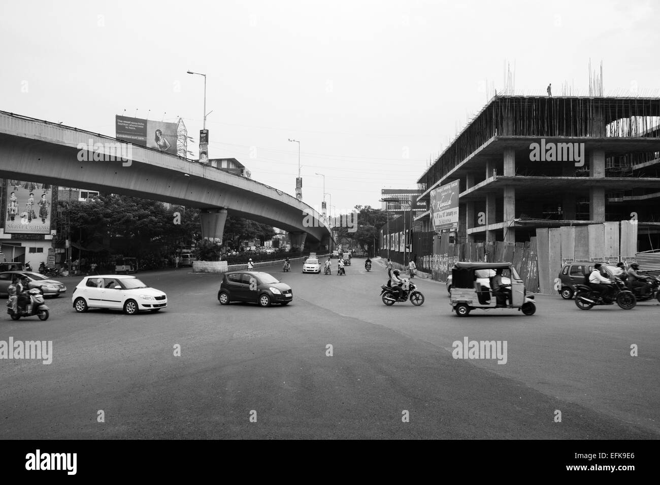 Fahrzeugen, an einem Verkehrsknotenpunkt mit Blick auf eine Überführung bei Nagarjuna Circle in Hyderabad, Indien Stockfoto