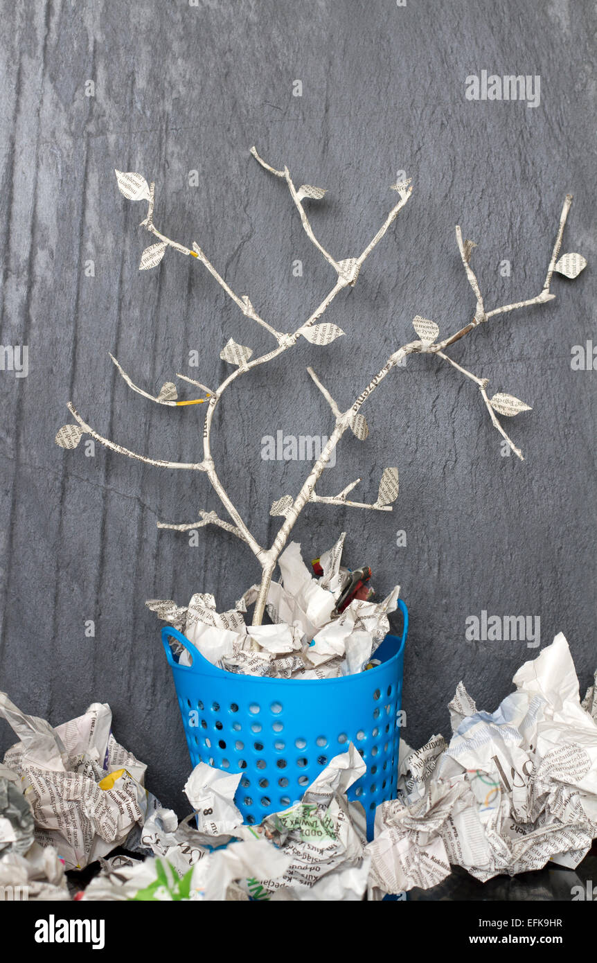 Papier-Baum im Recycling Müll kann einzigartige abstraktes Konzept Stockfoto
