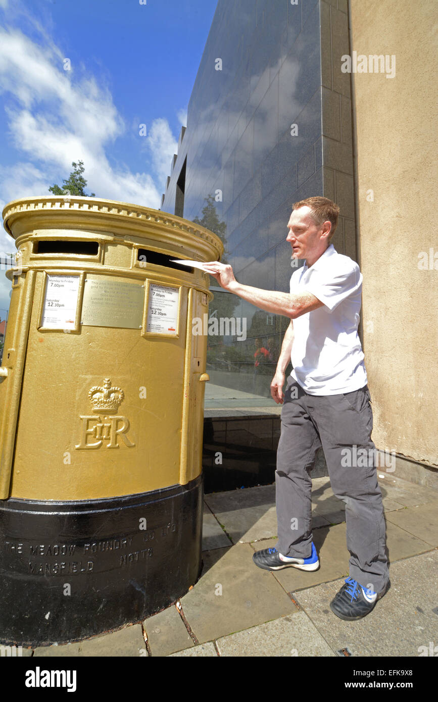 Mann mit goldenen königliche Post Briefkasten in Leeds feiert Nicola Adams Boxen Goldmedaille bei den London 2012 Olympics uk Stockfoto