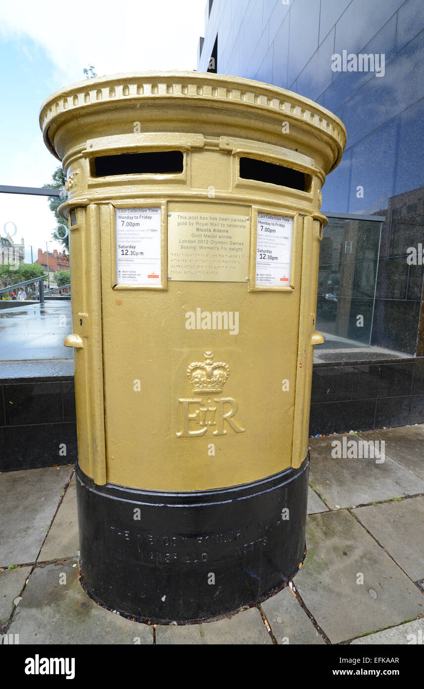 Golden royal Post Briefkasten in Leeds feiert Nicola Adams Boxen Goldmedaille bei den London 2012 Olympics Vereinigtes Königreich Stockfoto