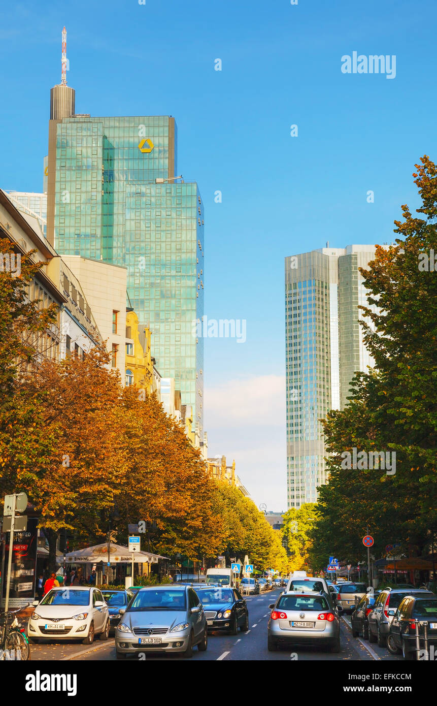 FRANKFURT - 14. Oktober: Frankfurt Am Main Street am 14. Oktober 2014 in Frankfurt am Main, Deutschland. Es ist die größte Stadt im deutschen Stockfoto