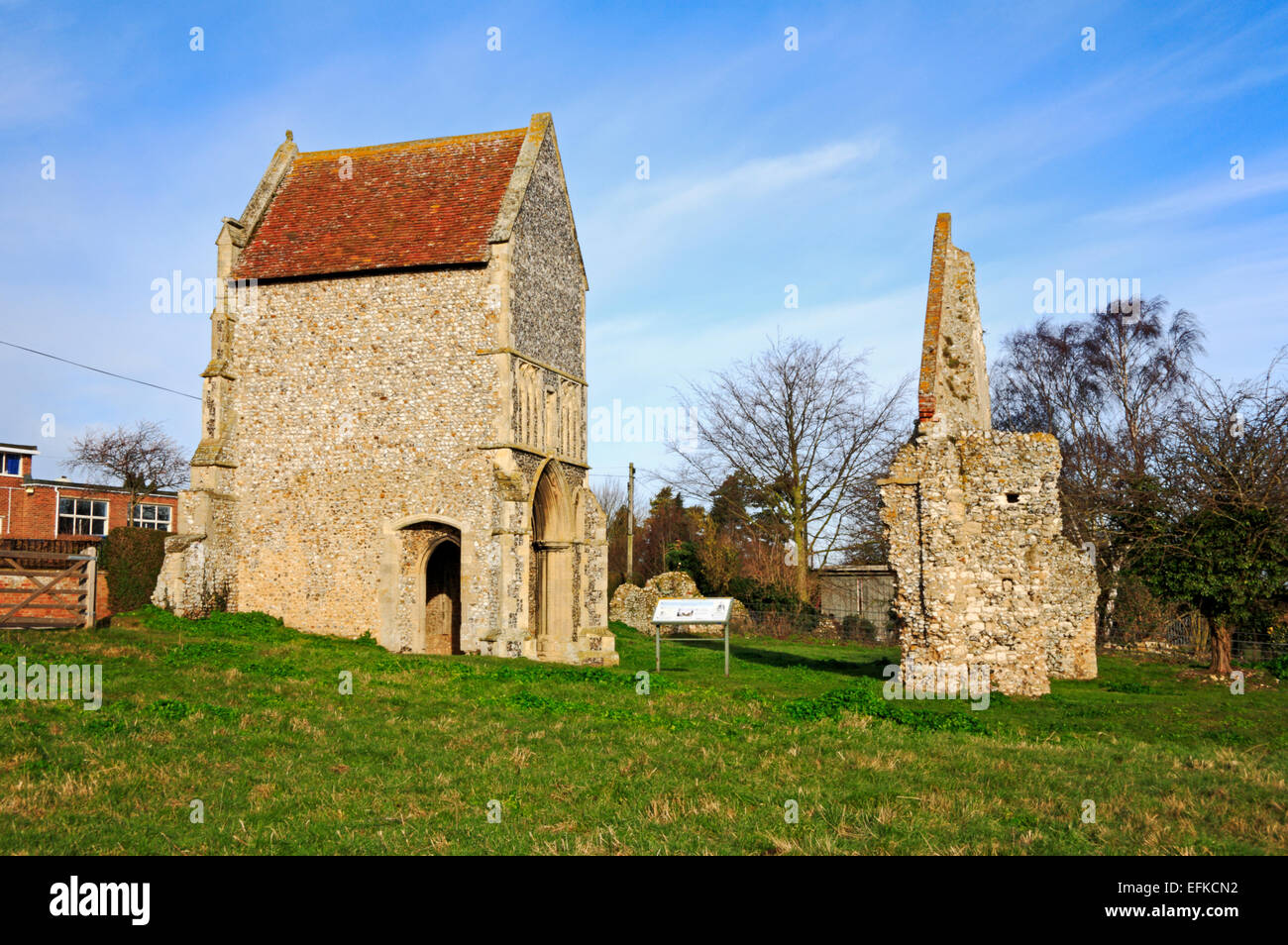 Ein Blick auf die Ruinen der Karmeliter Kloster von St. Mary in Burnham Norton, Norfolk, England, Vereinigtes Königreich. Stockfoto