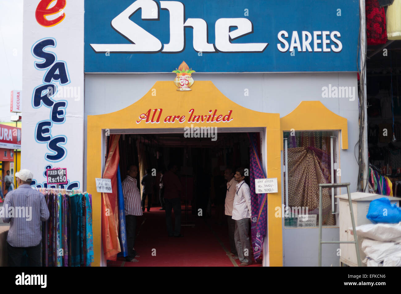 Eingang des Womens Bekleidung Shop Verkauf von traditionellen indischen Kleid Sarees auf einer Messe Stockfoto