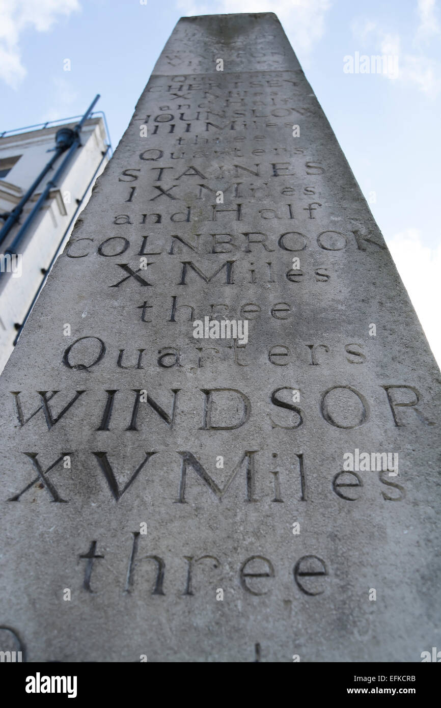 Meilenstein-Obelisk neben Richmond Bridge, Richmond nach Themse, Surrey, england Stockfoto
