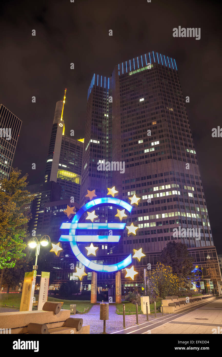 FRANKFURT - 14. Oktober: Euro-Zeichen vor der Europäischen Zentralbank Gebäude am 14. Oktober 2014 in Frankfurt am Main, Deutschland. Stockfoto