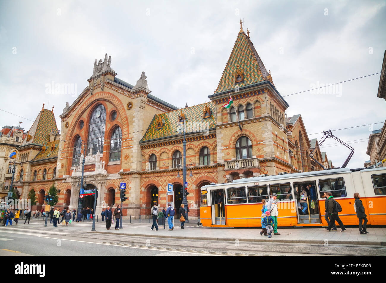 BUDAPEST - 22. Oktober: Große Markthalle in Budapest am 22. Oktober 2014 in Budapest. Es ist die größte Markthalle in Budapest Stockfoto