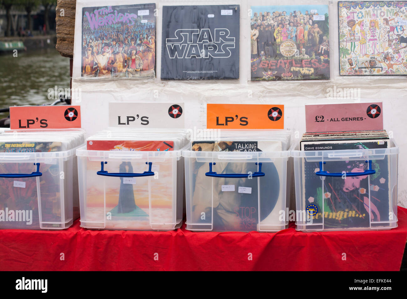 Vinyl Schallplatten, die im Mai auf dem Markt in Bristol, England, verkauft werden Stockfoto