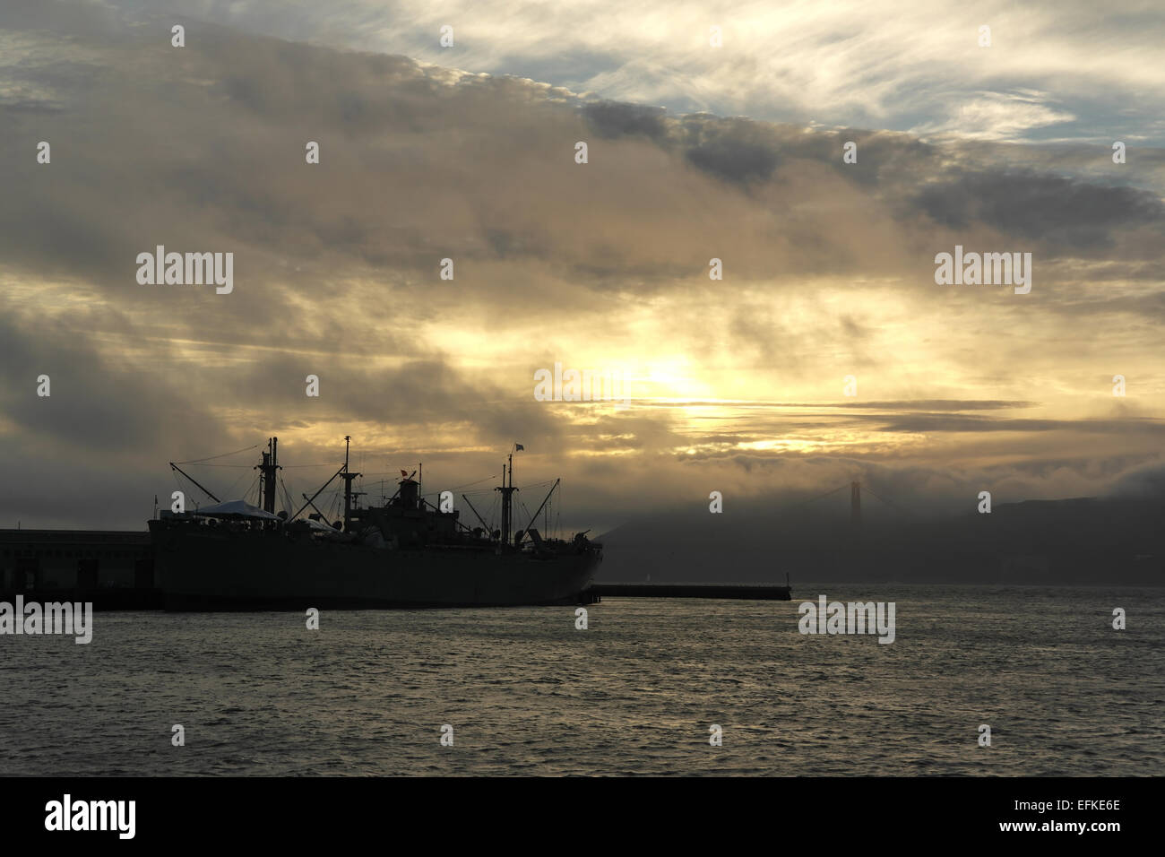 Gelbe Wolken Sonnenuntergang Blick vom Pier 41 auf Jeremiah O'Brien Liberty-Frachter an Pier 45, Fishermans Wharf, San Francisco, USA Stockfoto