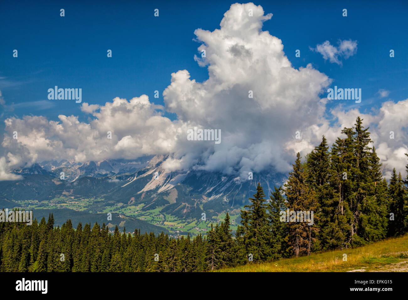 Blick vom Berg bis ins Tal in der Nähe der Stadt Schladming in Österreich Stockfoto
