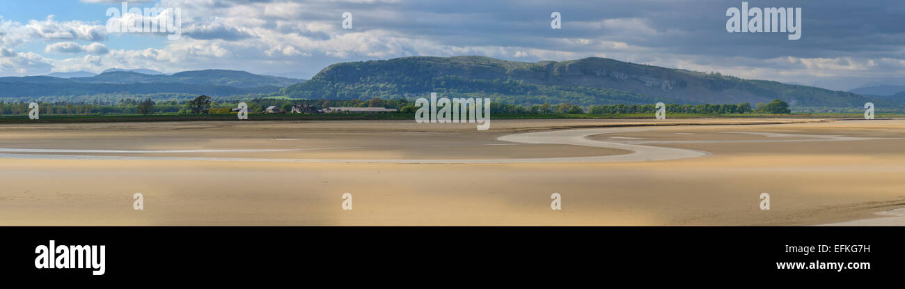Der Fluss Kent Mäandern durch den Sand von der Kent-Mündung bei Ebbe, wie aus Sandside in Cumbria. Mai. Stockfoto