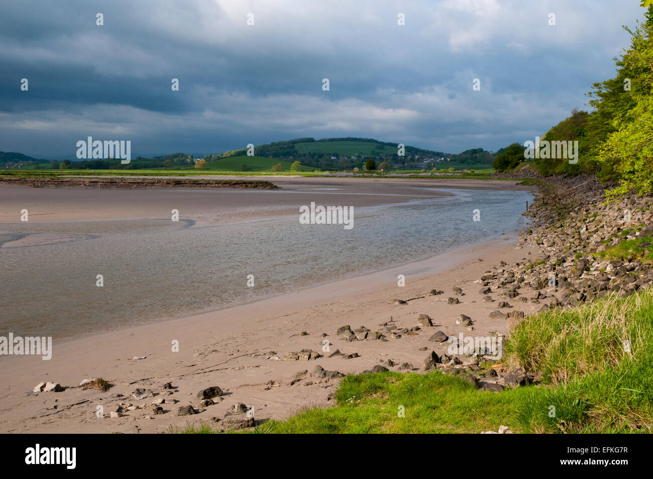 Der Fluss Kent Mäandern durch den Sand von der Kent-Mündung bei Ebbe, wie aus Sandside in Cumbria. Mai. Stockfoto