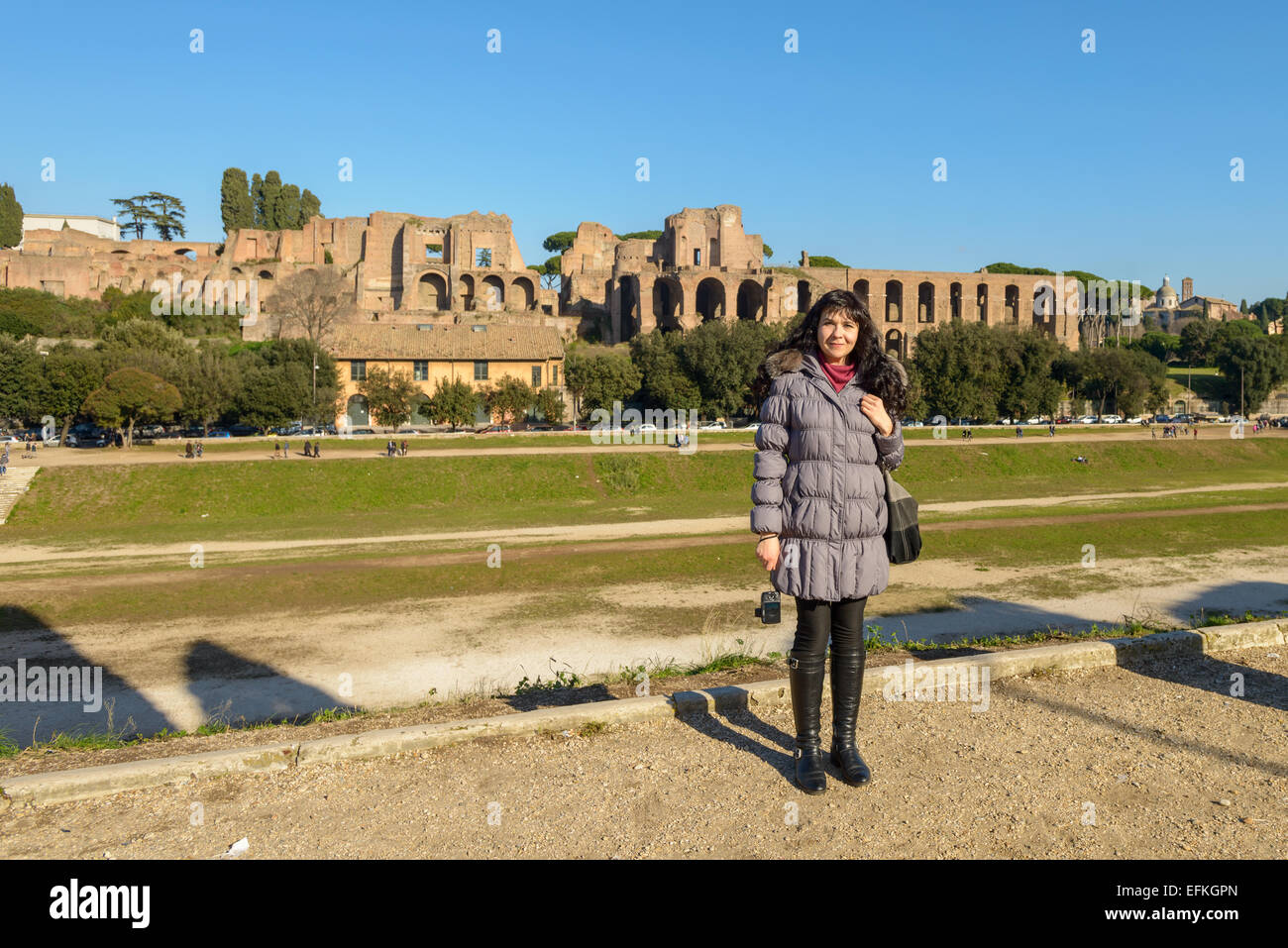 Mädchen in der Arena genannt Circo Massimo in Rom, wo in der Antike war das Pferde-Rennen Stockfoto