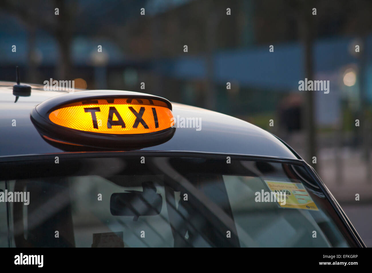 Gelbes Licht auf schwarzen Taxis in London Taxi Stockfoto